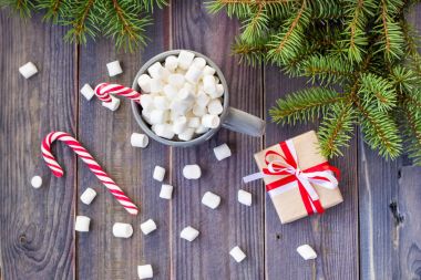 Sıcak kahve çikolata hatmi rustik ahşap masa arka planda, şeker köpekler hediye kutuları köknar ağacı ile