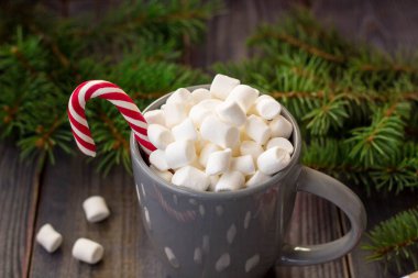 Sıcak kahve çikolata hatmi rustik ahşap masa arka planda, şeker köpekler hediye kutuları köknar ağacı ile