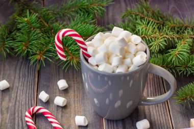 Sıcak kahve çikolata hatmi rustik ahşap masa arka planda, şeker köpekler hediye kutuları köknar ağacı ile