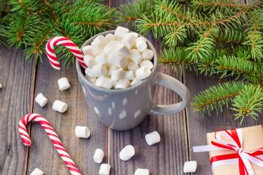 Sıcak kahve çikolata hatmi rustik ahşap masa arka planda, şeker köpekler hediye kutuları köknar ağacı ile