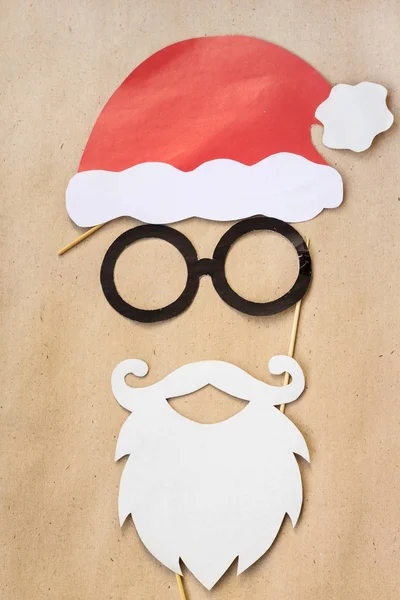 Cabina de fotos accesorios coloridos para la fiesta de Navidad bigote, santa claus, gafas, sombrero —  Fotos de Stock