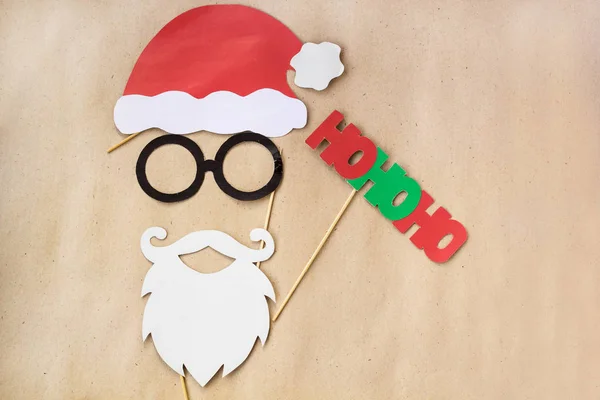 Foto estande adereços coloridos para a festa de Natal bigode, Papai Noel, óculos, chapéu — Fotografia de Stock