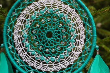 El yapımı rüya yakalayıcı iple asılı tüyler konu ve boncuk