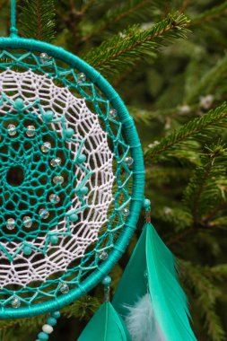 El yapımı rüya yakalayıcı iple asılı tüyler konu ve boncuk