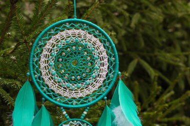 El yapımı rüya yakalayıcı iple asılı tüyler konu ve boncuk