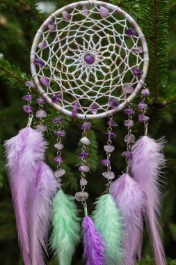 El yapımı rüya yakalayıcı iple asılı tüyler konu ve boncuk