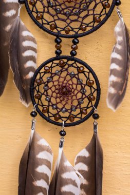 El yapımı rüya yakalayıcı iple asılı tüyler konu ve boncuk