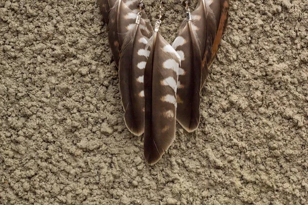 羽のスレッドとビーズ ロープ吊りで手作りドリーム キャッチャー — ストック写真