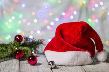 Noel Baba şapkası ve bokeh Noel ağacı, mutlu yeni yıl, kopya alanı ışık