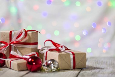 Noel hediye kutusu topları bokeh arka plan ile. Tatil tebrik kartı