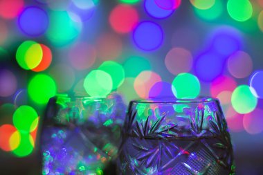 Bokeh lambalarına karşı iki bardak şampanya.