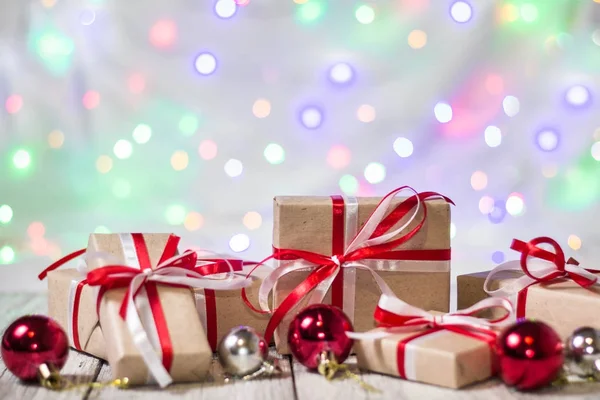 Noel hediye kutusu topları bokeh arka plan ile. Tatil tebrik kartı