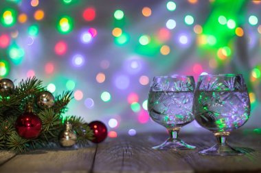 Noel ağacı Noel şampanya iki bardak kırmızı ve gümüş top ışık bokeh arka plan karşı dekore edilmiş