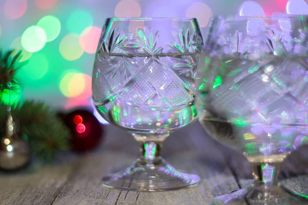 Zwei Gläser Weihnachtssekt mit Weihnachtsbaum aus roten und silbernen Kugeln vor hellem Bokeh-Hintergrund — Stockfoto