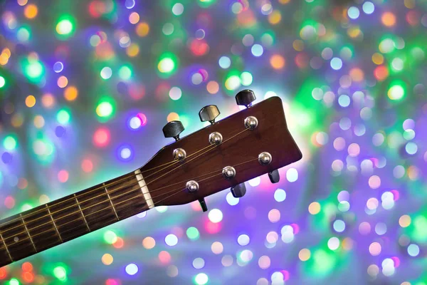 Le cou de la guitare acoustique sur fond bokeh lumière de Noël — Photo