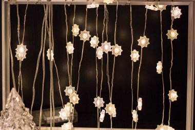 Kopya alanı ile karanlık bir arka plan üzerinde parlayan Noel ağacı garland