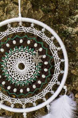 El yapımı rüya yakalayıcı iple asılı tüyler konu ve boncuk