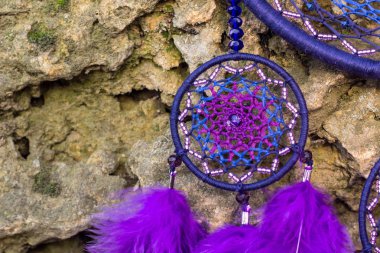 El yapımı rüya yakalayıcı iple asılı tüyler konu ve boncuk