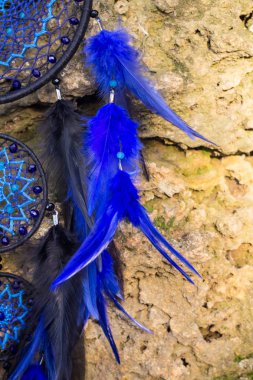 El yapımı rüya yakalayıcı iple asılı tüyler konu ve boncuk