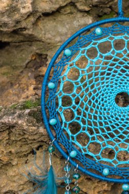 El yapımı rüya yakalayıcı iple asılı tüyler konu ve boncuk