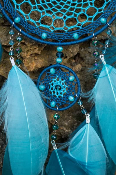 Handgemaakte dream catcher met veren threads en kralen touw hangend — Stockfoto