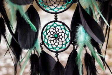 El yapımı rüya yakalayıcı iple asılı tüyler konu ve boncuk