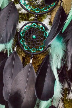 Tüylü, boncuklu ipleri sallanan bir düş kapanı. El yapımı düş kapanı.