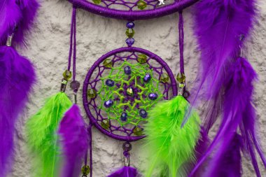 El yapımı rüya yakalayıcı iple asılı tüyler konu ve boncuk