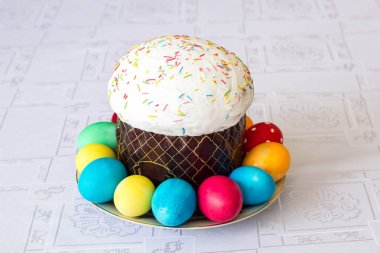 Paskalya kek glace krema ve yumurta beyaz masa bez arka plan üzerinde