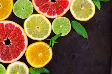 siyah köşede portakal, limon, limon, greyfurt ve nane model ile. Düz yatıyordu, en iyi görünümü