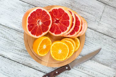 Bir ahşap tahta ve bıçak portakal limon dilimli