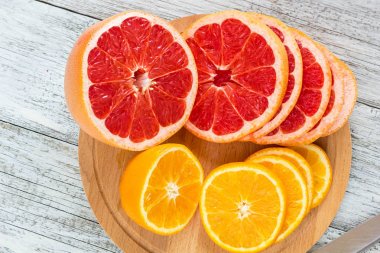 Bir ahşap tahta ve bıçak portakal limon dilimli