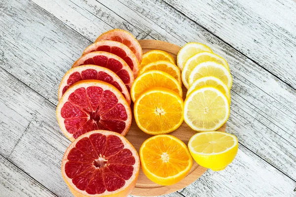 Cítricos Frescos Rodajas Limones Pomelos Naranjas Una Tabla Cortar Madera — Foto de Stock