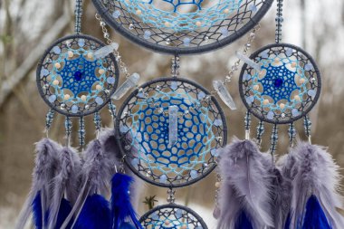 El yapımı rüya yakalayıcı iple asılı tüyler konu ve boncuk