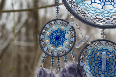 Tüylü, boncuklu ipleri sallanan bir düş kapanı. El yapımı düş kapanı.