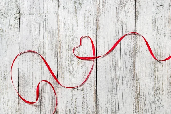 Šťastný Valentines den. Červená stuha srdce na bílém pozadí dřevěná — Stock fotografie