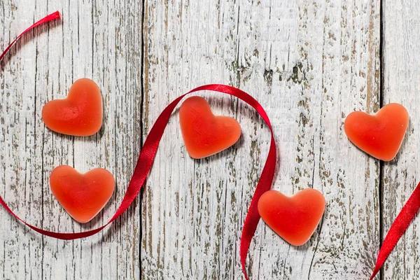 Marmeládu Candy Tvar Srdce Červenou Stužkou Dřevěný Stůl Valentine Den — Stock fotografie