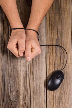 insan eli tel bilgisayar fare tarafından bir kavram olarak adam bağımlılığı modern teknoloji, Internet bağlı.