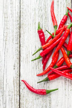 kırmızı biber veya beyaz tahta masada biber kırmızı biber.