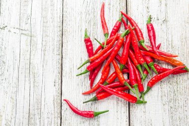 kırmızı biber veya beyaz tahta masada biber kırmızı biber.