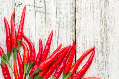 çerçeve Beyaz ahşap masa üzerinde kırmızı Şili biber.