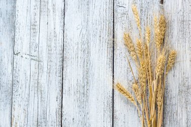 Buğday beyaz eski ahşap masa arka planda spikelets.