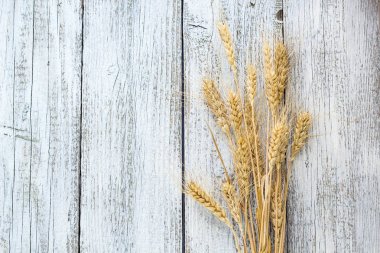 Buğday beyaz eski ahşap masa arka planda spikelets.