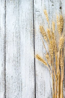 Buğday beyaz eski ahşap masa arka planda spikelets.