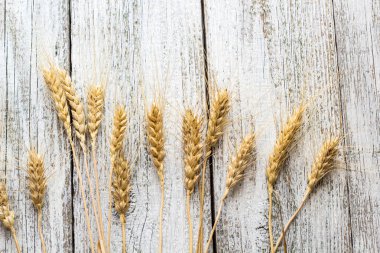 Buğday beyaz eski ahşap masa arka planda spikelets.