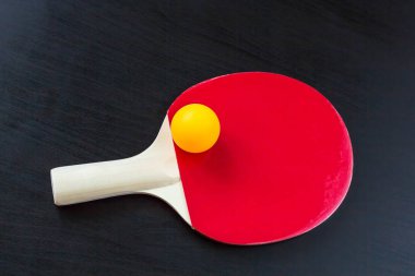 Masa Tenisi veya ping pong raket ve top siyah bir zemin üzerine