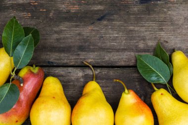 Çerçeve koyu ahşap zemin üzerine armut. Hasat kavramı. Üstten Görünüm düz ek yükü yatıyordu.