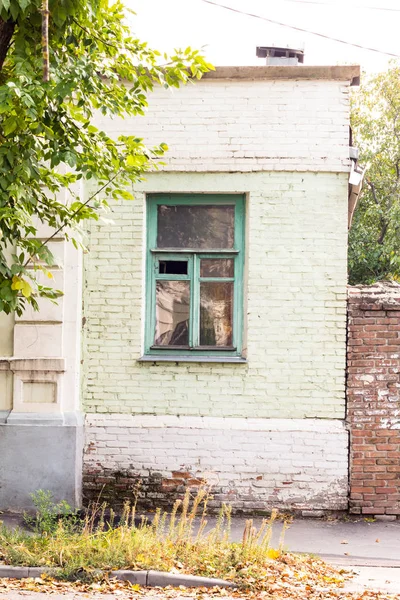 Parte de la casa con una ventana en la calle de verano — Foto de Stock