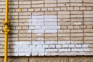 tuğla duvar boyalı splotch için arka plan veya doku olarak metin ve kağıt artıkları ile