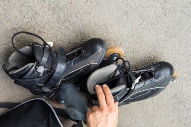 Adam adam tekerlekli paten üzerinde açık koyarak closeup